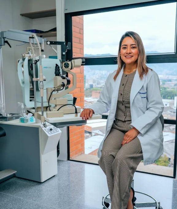 Profesional de optometría junto al equipo de evaluación visual