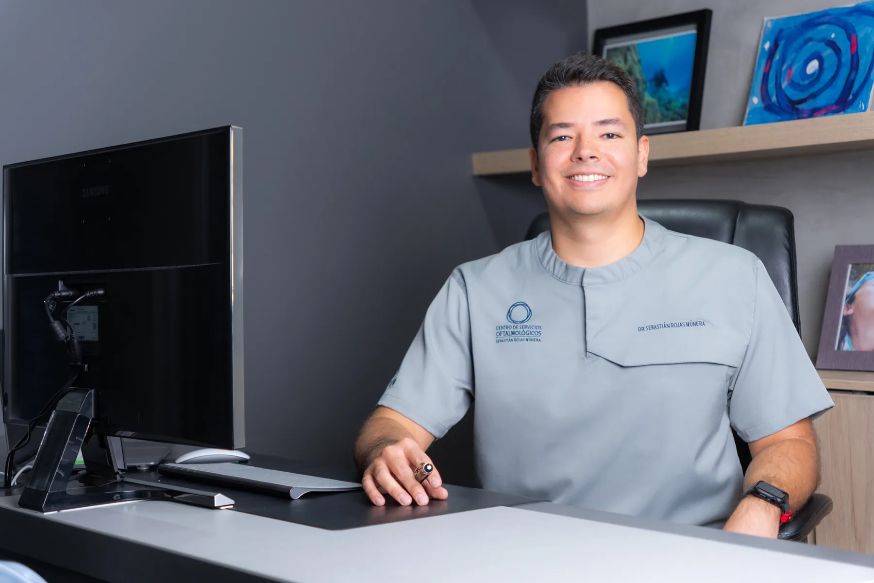 Dr. Sebastián Rojas Múnera en su consultorio