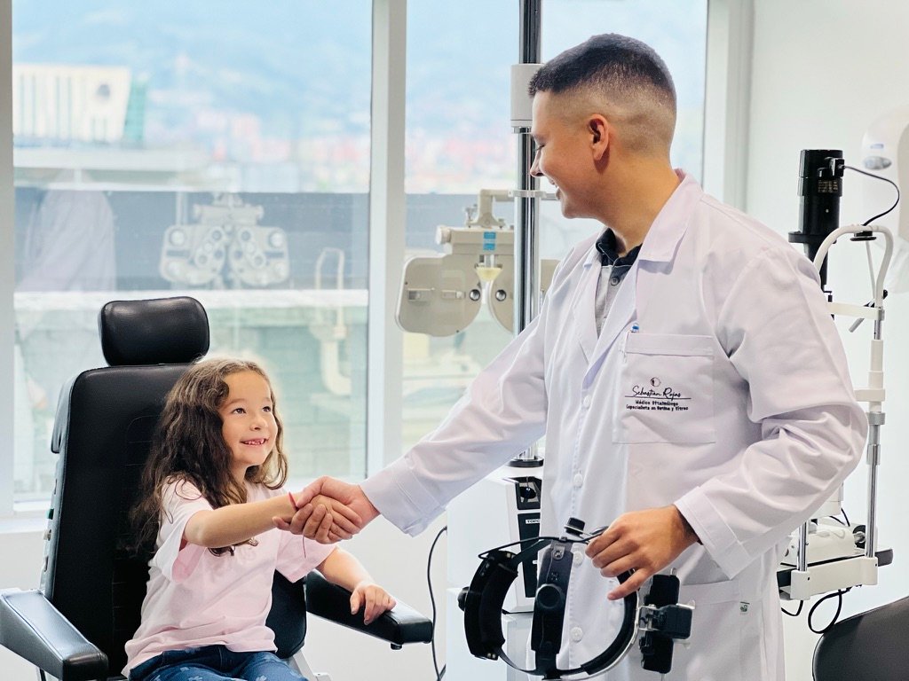 Dr. Sebastián Rojas Múnera, retinólogo, con oftalmoscopio binocular indirecto