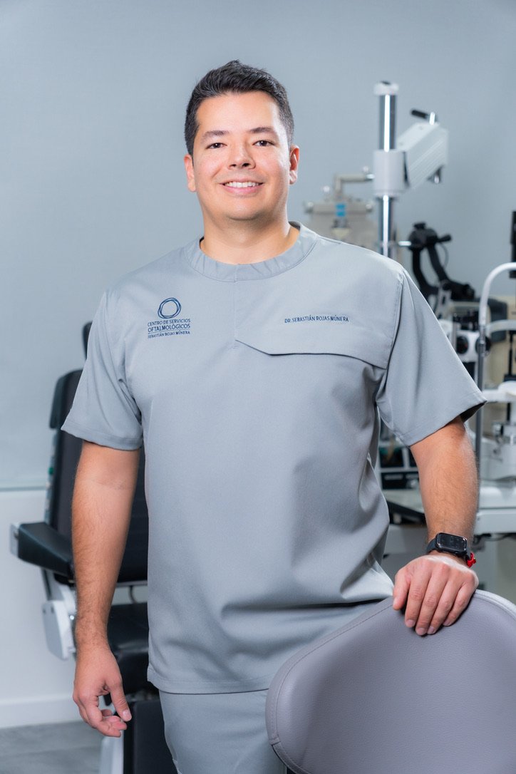 Dr. Sebastián Rojas Múnera, oftalmólogo y retinólogo en el consultorio 1526, Medellín